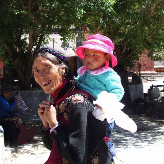 Moeder met kind in Tibet