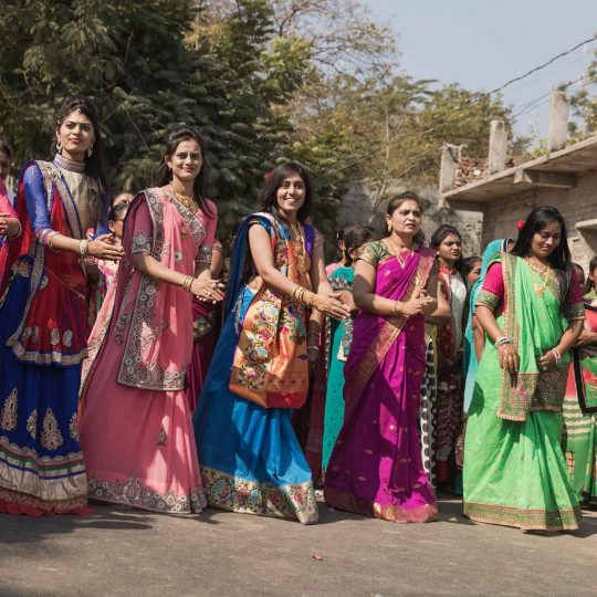 Prachtige kleurrijke dames in India