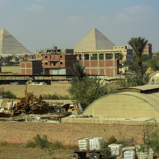 Pyramiden met stadsbeeld op de voorgrond.