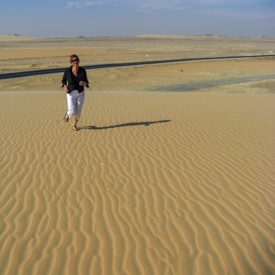 Thea rennend in de woestijn.