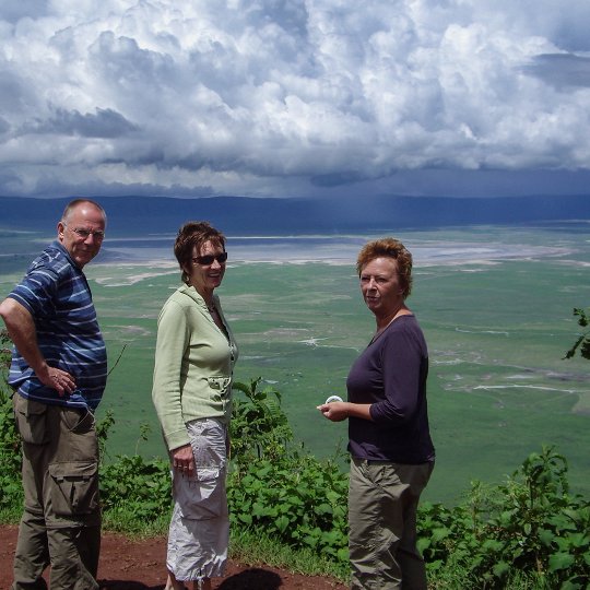 Wiljo, Thea en Marga met de Serengeti op de achtergrond.
